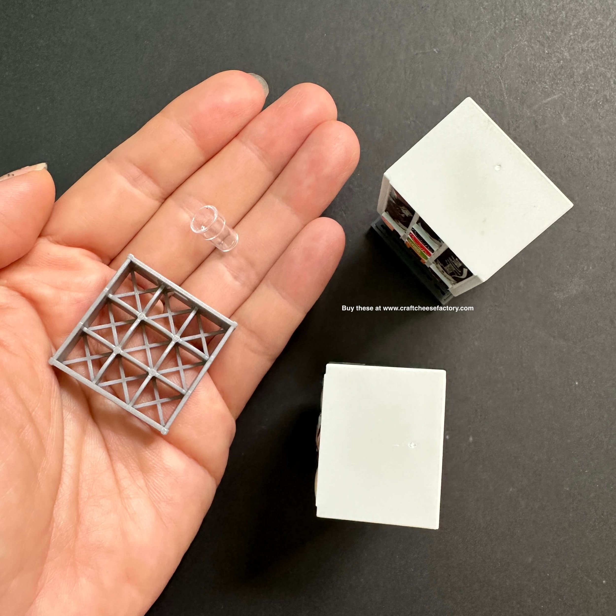 Toy miniature drinks dispenser machine