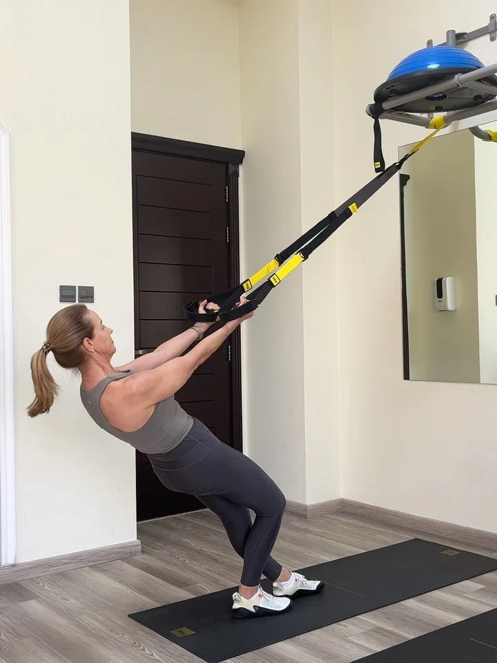 LOW IMPACT TRX COMBOS 💛

Perfect if you&rsquo;re over 50, managing an injury, or just want to move smarter, not harder. 🖤

✅ Gentle on joints
✅ Boosts strength, balance &amp; mobility
✅ Keeps your heart healthy
✅ One foot always on the ground = les