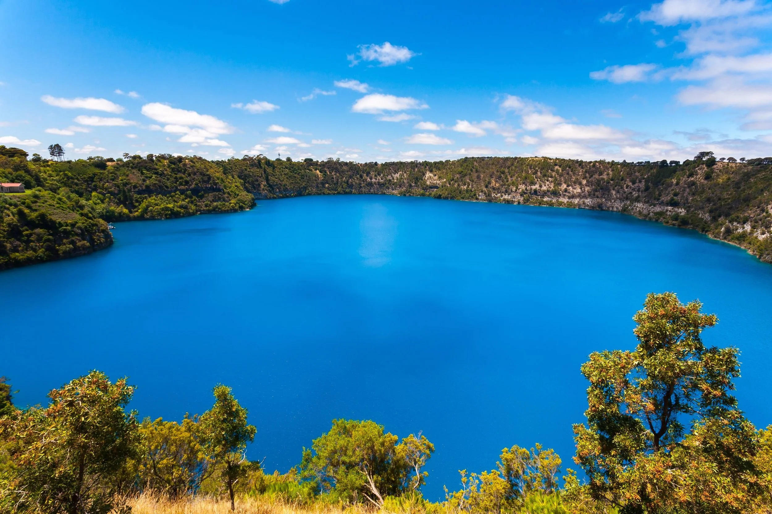 the-incredible-blue-lake-at-mount-gambier-south-australia-123rf.jpg