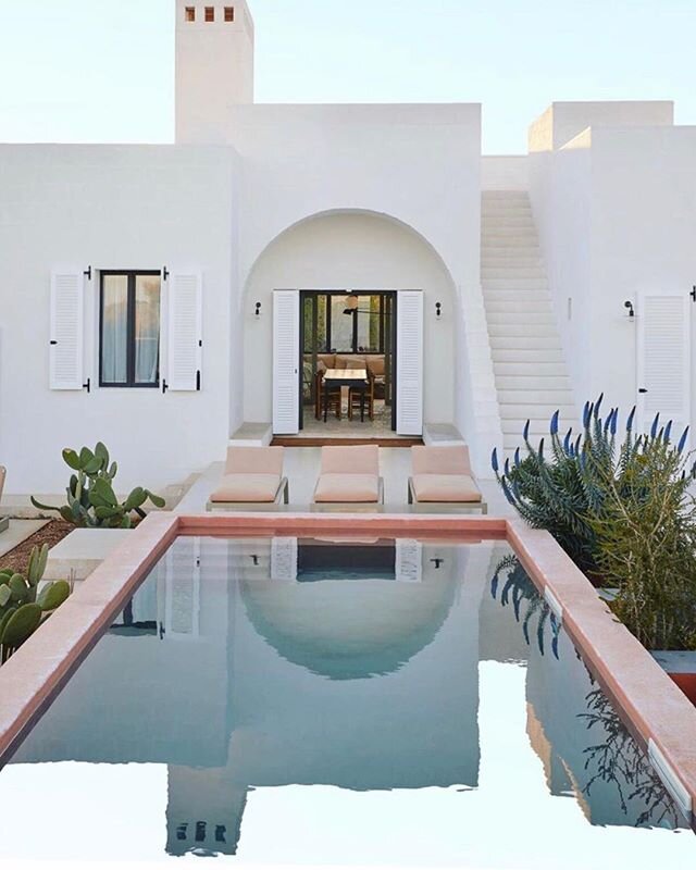 ᴹᴬᴳᴵᶜᴬᴸ ᴾᴸᴬᶜᴱ ᵀᴼ ᵂᴬᴷᴱ ᵁᴾ ᴴᴱᴿᴱ ✨
&bull;
&bull;
&bull;
#puglia #italy #villas #magicplace #mediterranean #lifestyle #travel #field #disconnection #relax #slowliving #architecture #design #archilovers #travellovers #country #pool #villacardo #morosetavi