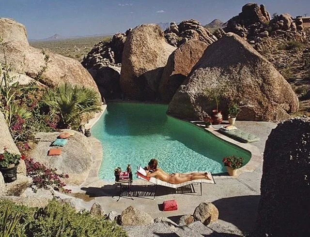 ᶠᴿᴵᴰᴬᵞ
&bull;
&bull;
&bull;
#slimaarons #arizona #pool #spots #1967 #sun #vintage #summer #travel #slimsaaronscollection #classicphoto #marinsartdirector #marinsinteriordesign #marisntravel  #whatinspiresmarins