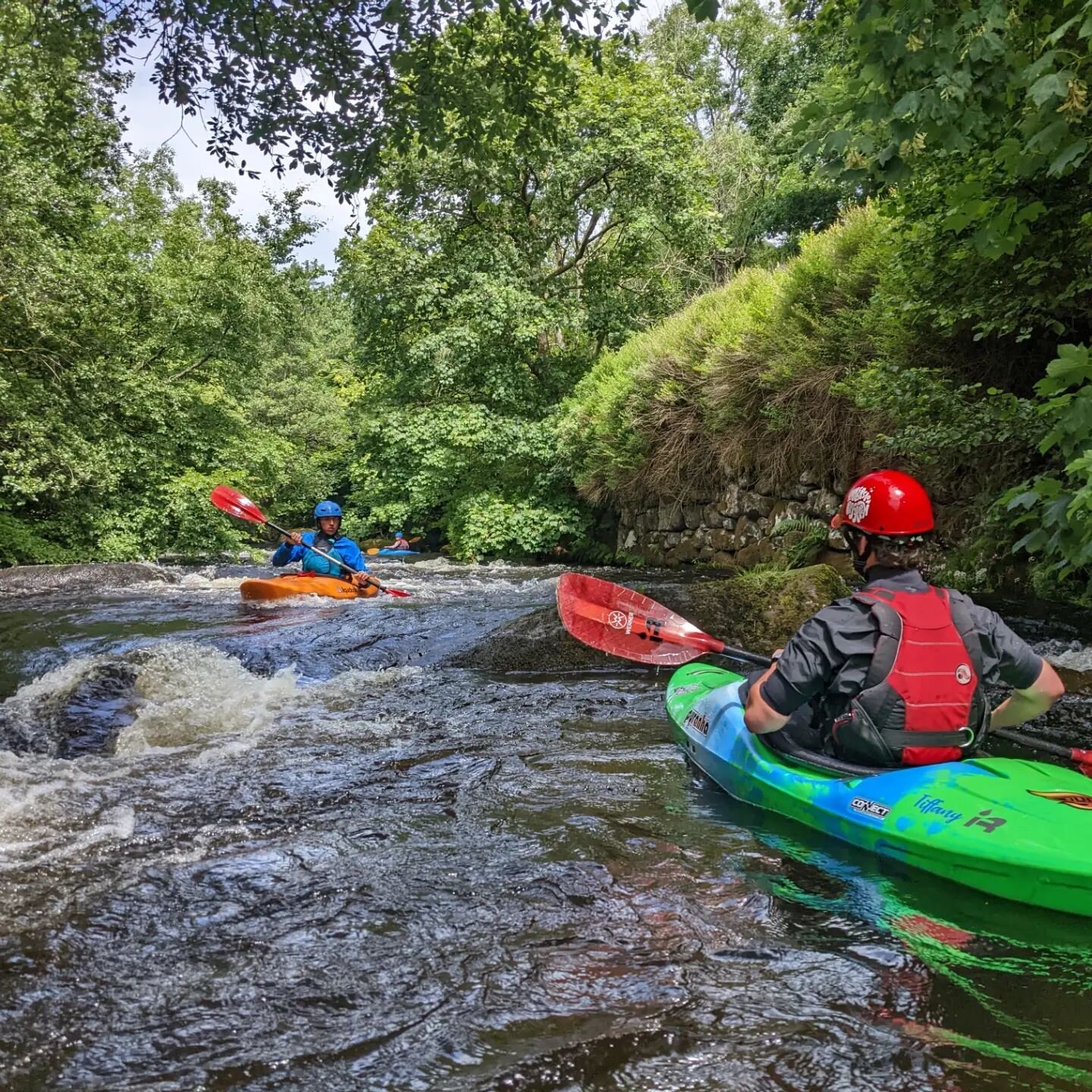 A big congratulations to Anna and Caleb for passing their @british.canoeing Whitewater Leader Award on the lower Tryweryn today! A strong pass from both! 
Loving my shorty cag from @nrsweb although I need to practice the selfies 😂
#whitewaterkayakin