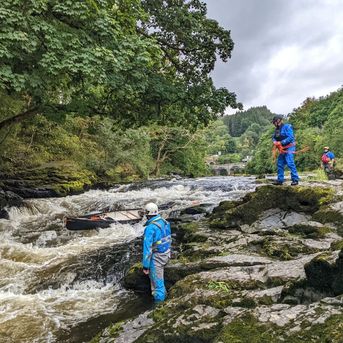 Nice to be back on the Dee for a two day course with Tom, Anthony and Paul from @edgepaddling canoe club. 
With no whitewater paddling over the past two years due to Covid and two of the guys only recently taking up canoeing the team were making move