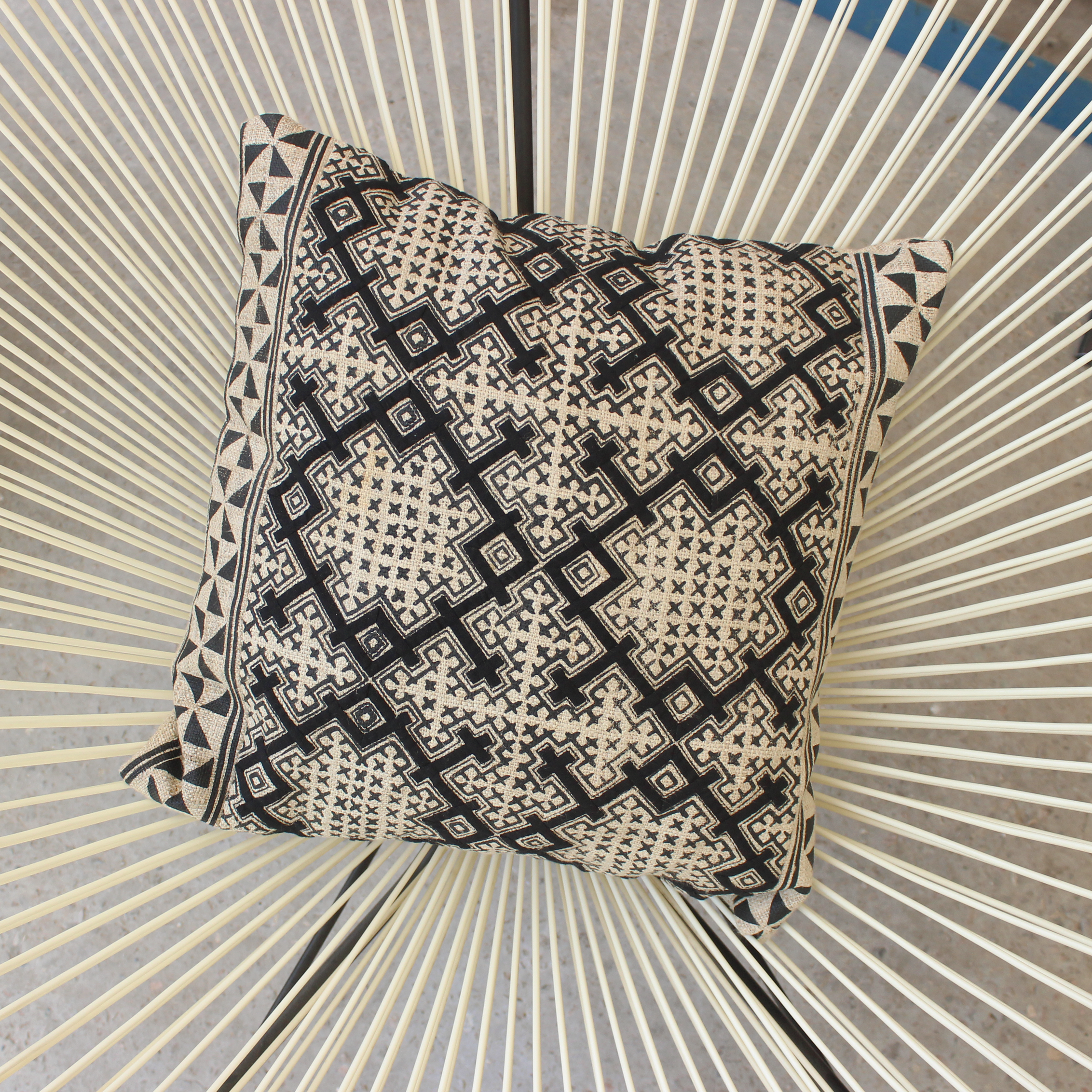 HCC-13_FLOWERCLOTH_BLK_Chair.png