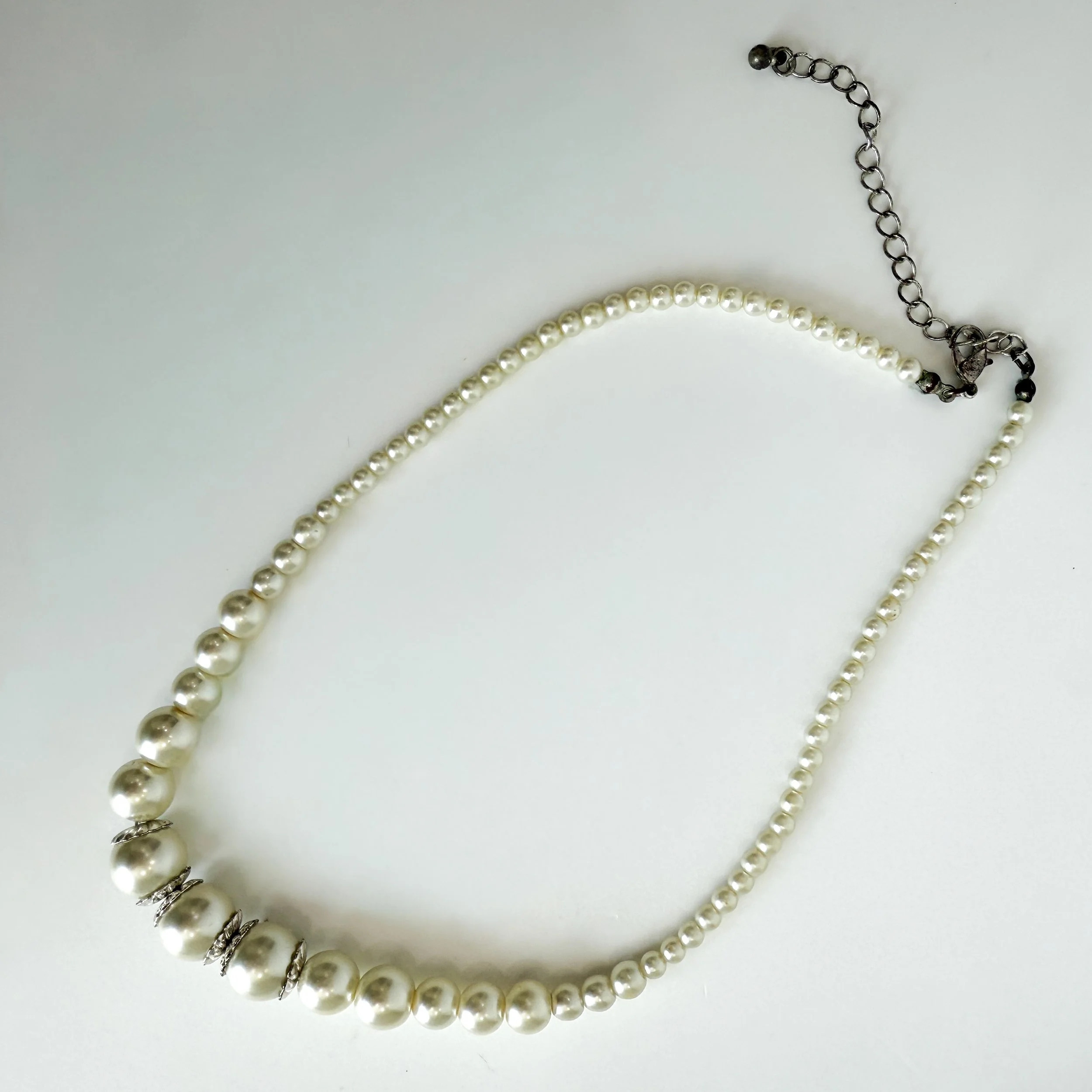 faux-graduated-pearl-necklace-with-silver-coloured-detailing-1.jpg