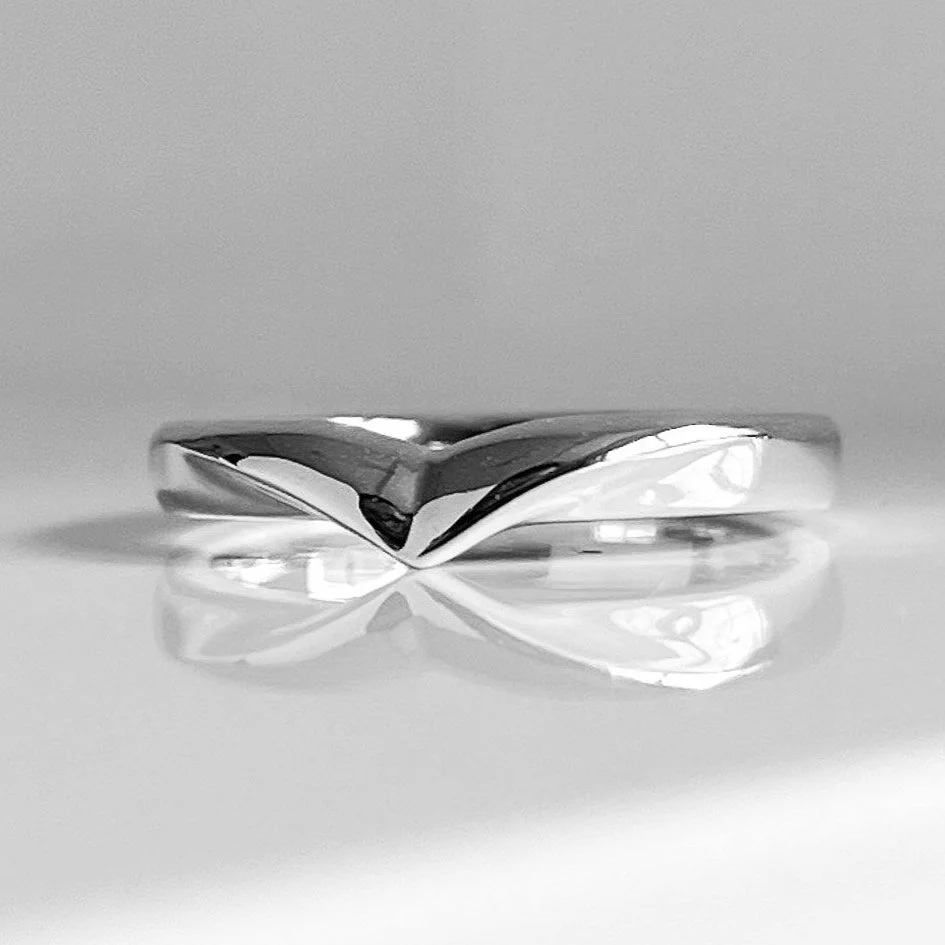 Wishboned shaped wedding band