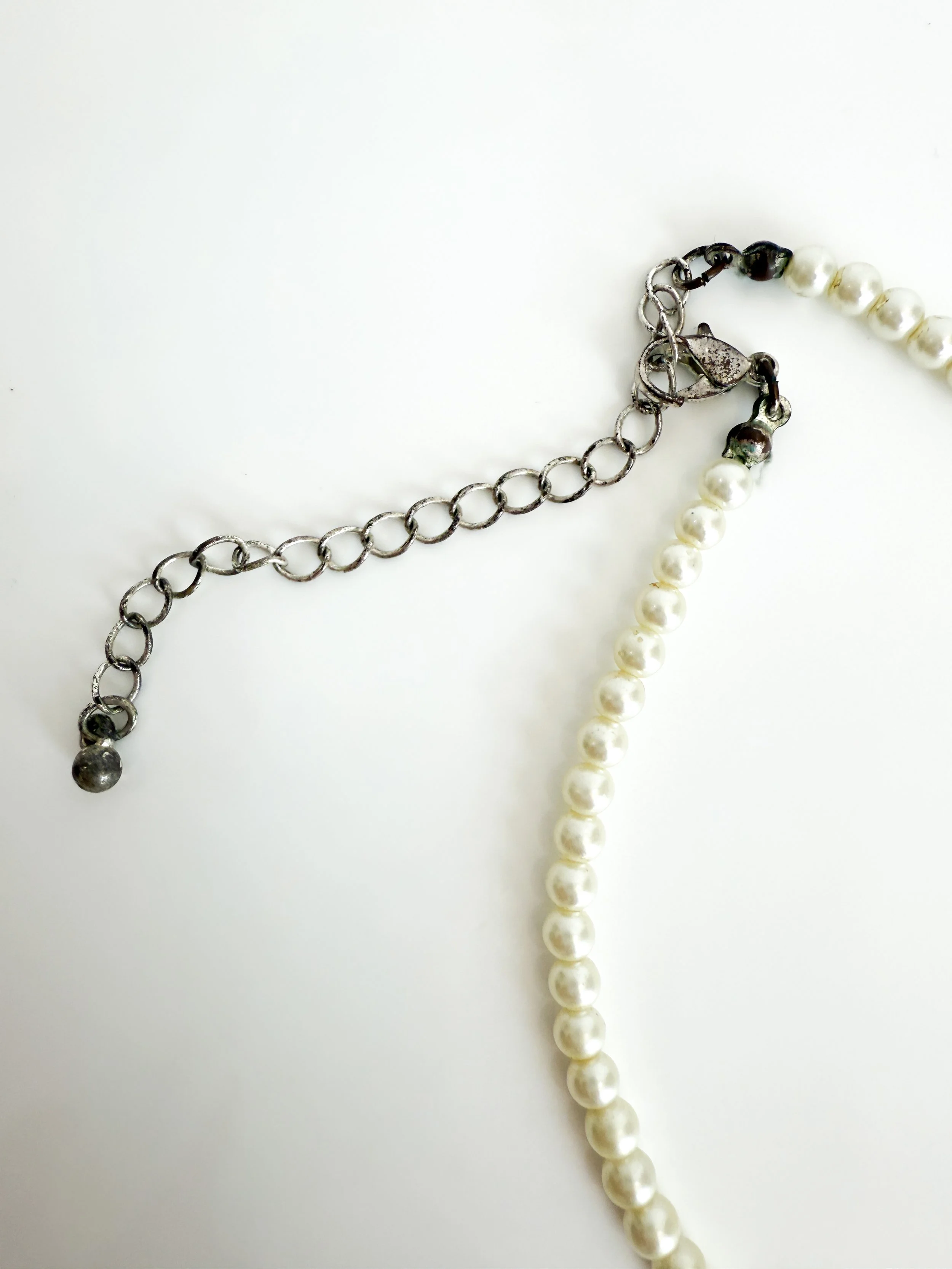 faux-graduated-pearl-necklace-with-silver-coloured-detailing-3.jpg