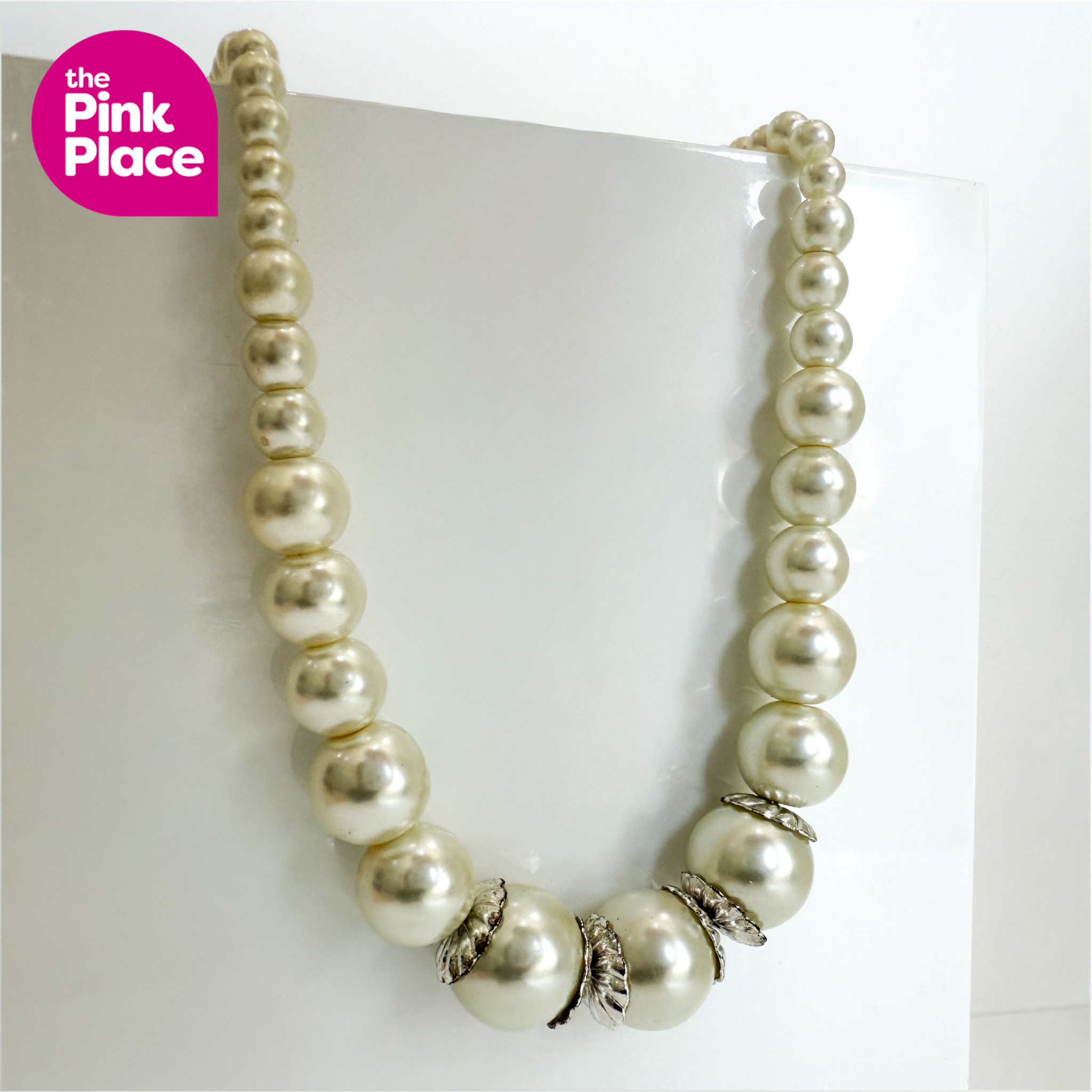 faux-graduated-pearl-necklace-with-silver-coloured-detailing-4.png
