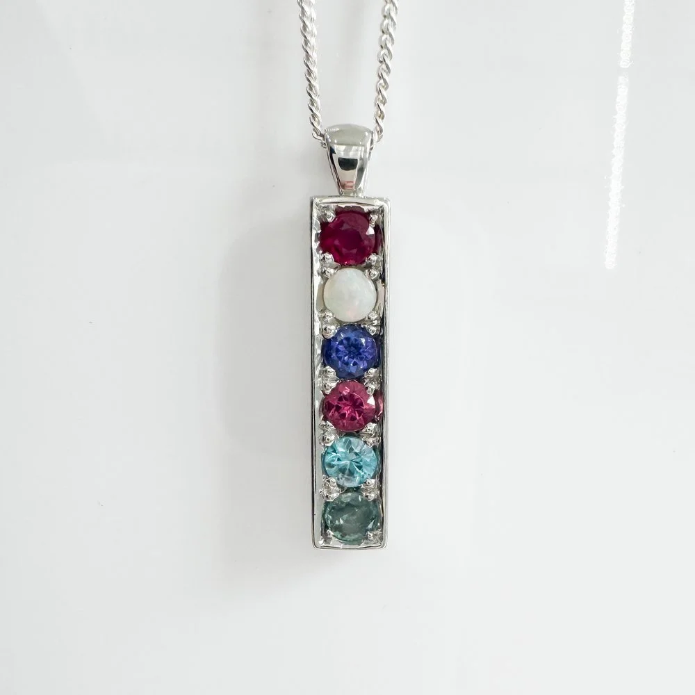 Pendant with multicoloured gemstones