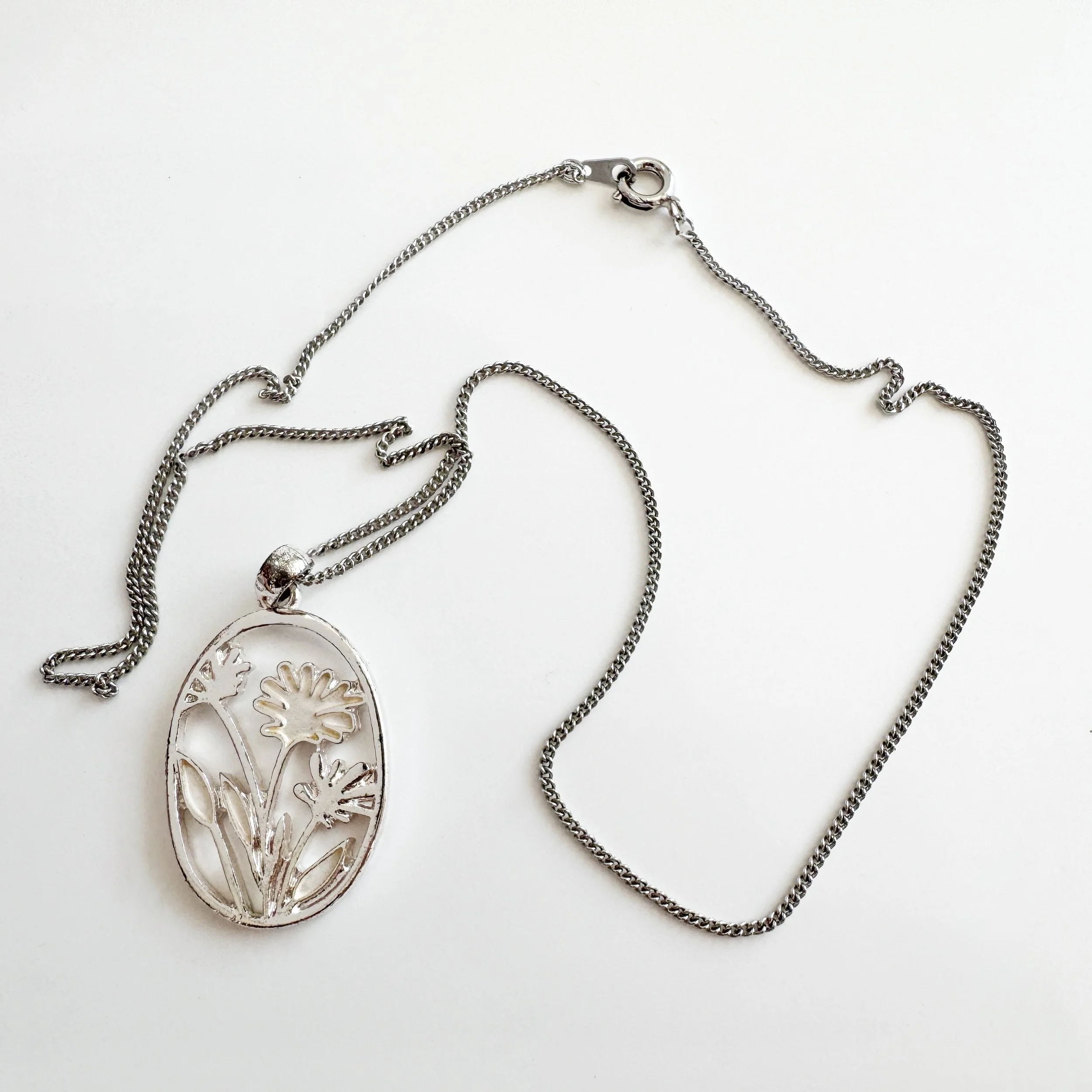 SILVER_FLOWER_NECKLACE-2.jpg