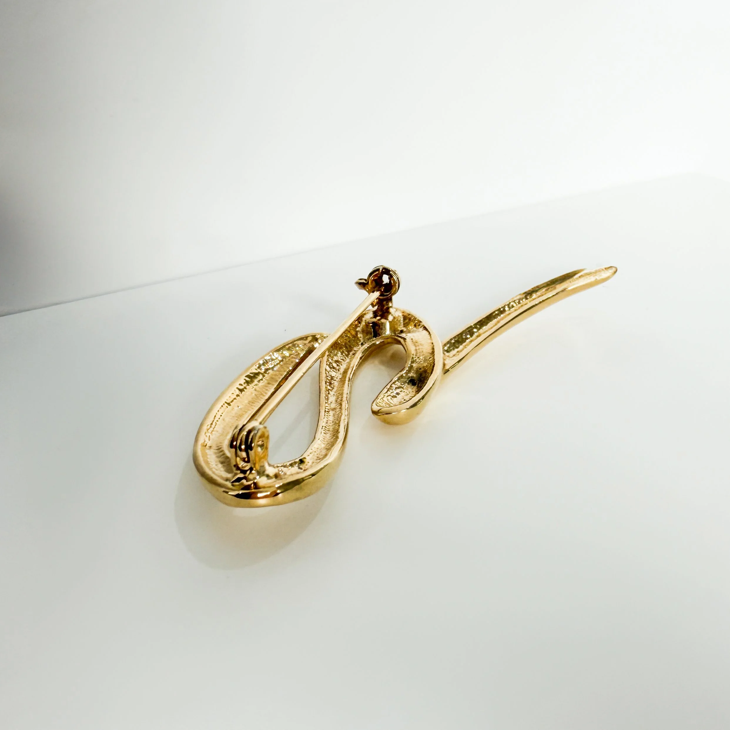 ELEGANTGOLDBROOCH-3_53871a28-10e6-49db-bbc5-4d9d4c8cf5d7.jpg