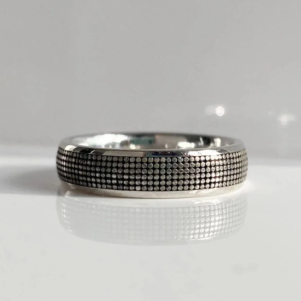 Men's spotted wedding band