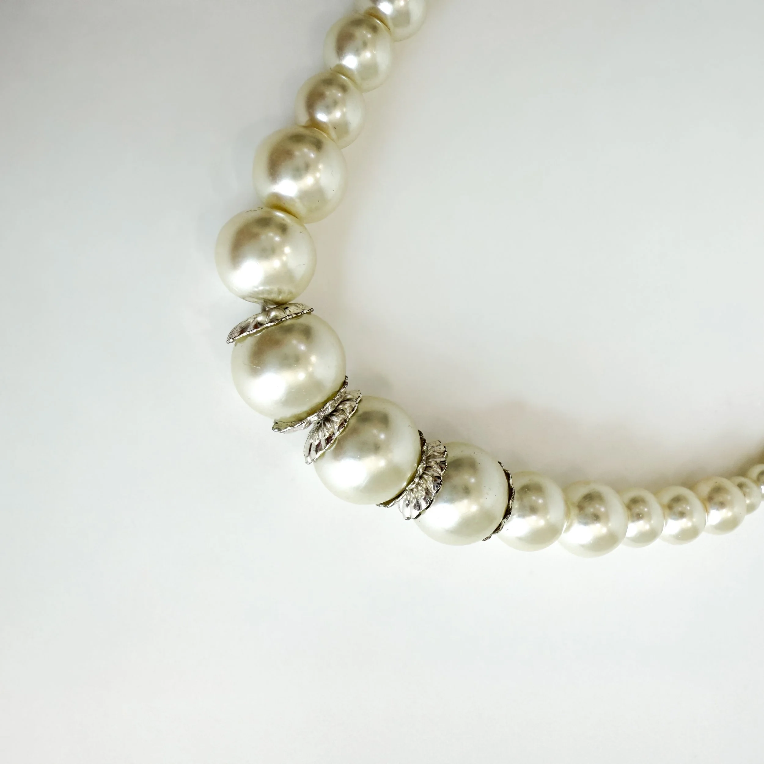 faux-graduated-pearl-necklace-with-silver-coloured-detailing-2.jpg