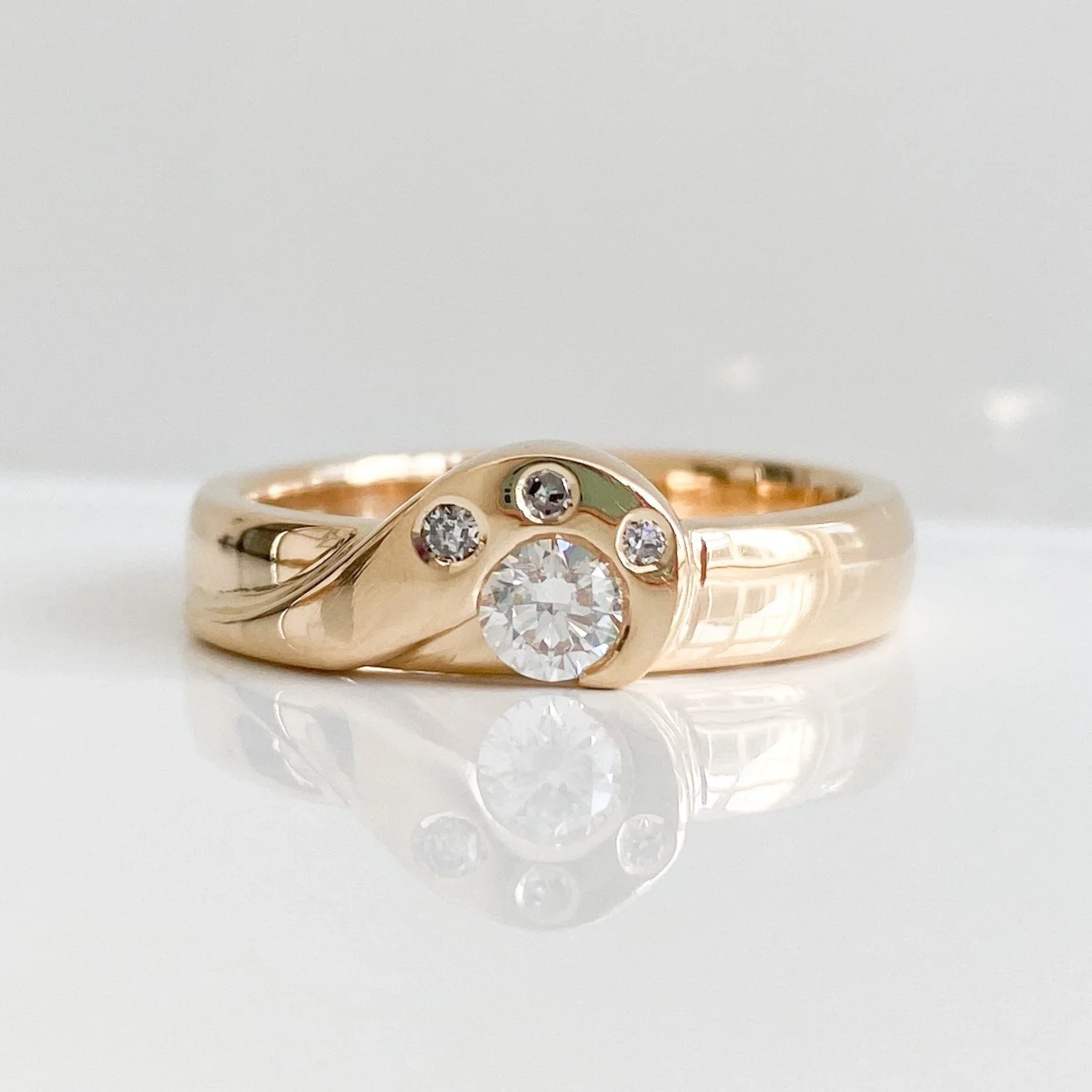 Yellow gold diamond ring