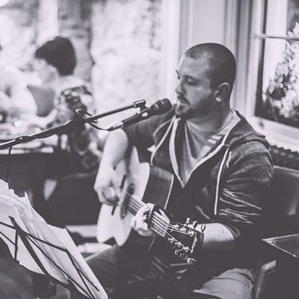 Our favourite musician, Paul Malcolm is back on the mic tomorrow night 🎤🎶🎸 #riva #rivahelensburgh #helensburgh #dumbartonshire #inverclyde #waterfront #waterside #ItalianFood #Italian #italianrestaurant #italianchef #pasta #pizza #drinks #cocktail