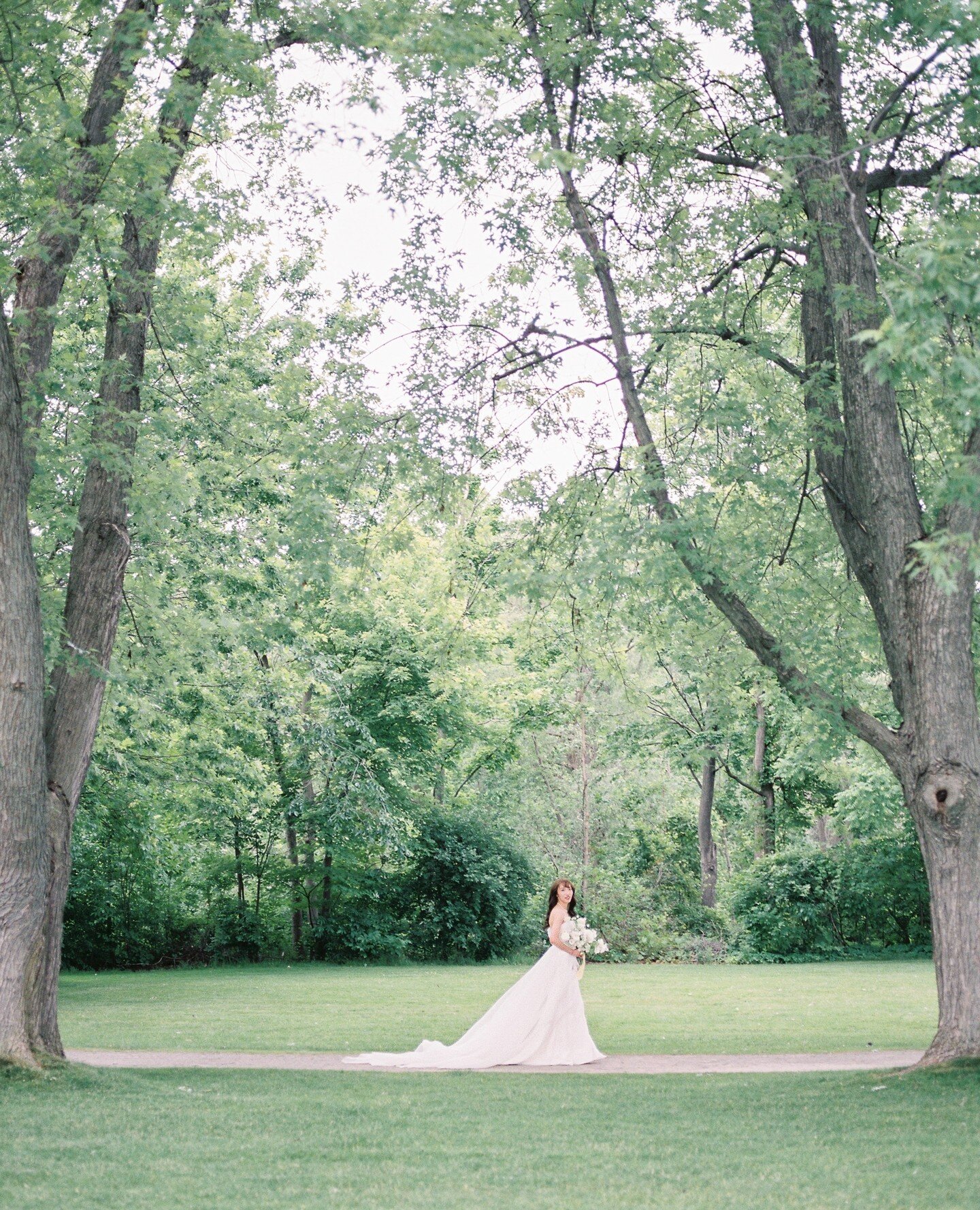 We are obsessed 😍⁠
⁠
📸: @mariclekang⁠
⁠
#luxurywedding #weddingwire #modernbride #brides #weddingfashion #married #bride #realwedding #weddingphotographer #destinationwedding #weddingphotography #weddingday #beautiful #weddingplanning #groom #weddi