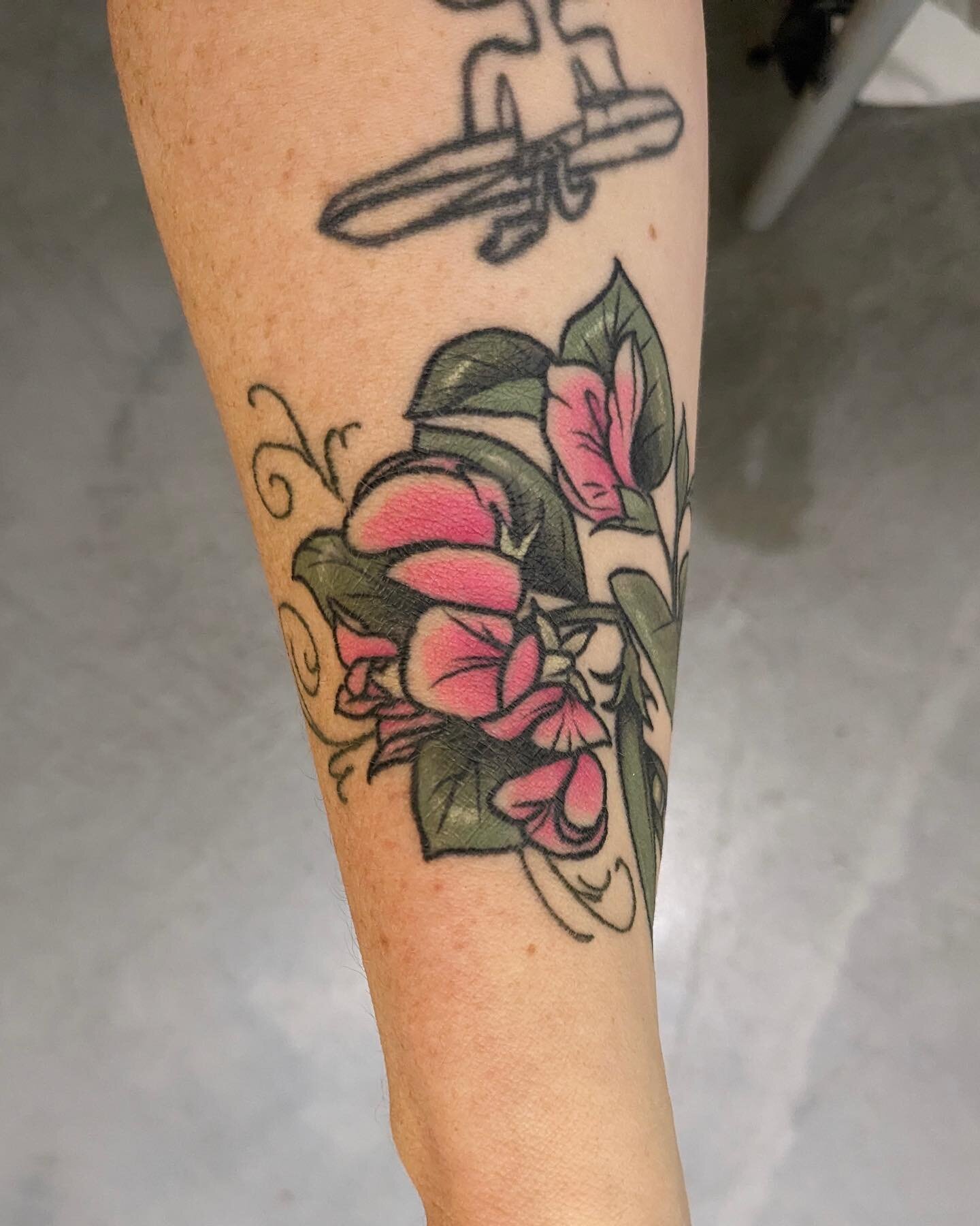 Pea plant 🌸✨
Beautifully healed up pea plant for Nicolette! Thank you for sharing 💖

#peaplanttattoo #botanicaltattoo #planttattoo #prettytattoo #floraltattoo #neotrad #neotraditionaltattoo #healedtattoo #pdxtattoo #portlandtattoo #portlandtattooar