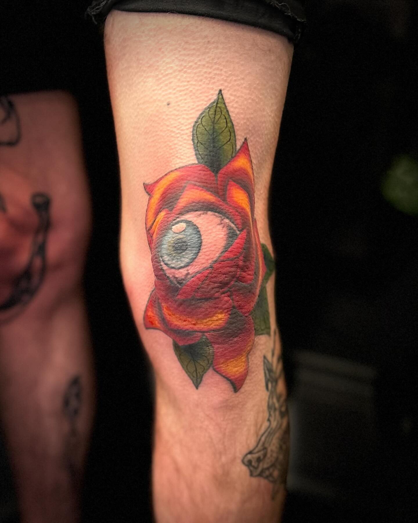 Touched up the color and added some veins to the leaves on my husband&rsquo;s knee banger. Thanks for always being such a trooper Noah!

#rose #eyeball #flower #kneetattoo #rosetattoo #pdxroses #traditionaltattoo #neotraditionaltattoo #pseudotraditio