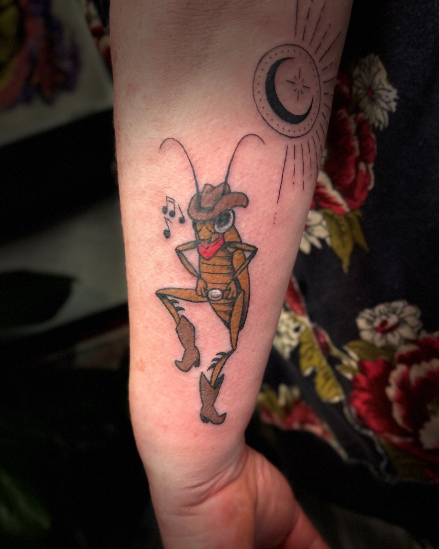 Boot scooting&rsquo; buggy 🪳🎶
Little line dancing roach from my flash with a little sun/moon adornment for Laura! Thanks so much, it&rsquo;s always a joy tattooing you.

#cocroach #rodeoroach #rootintootinroach #cowboy #cowboyboots #linedance #newb