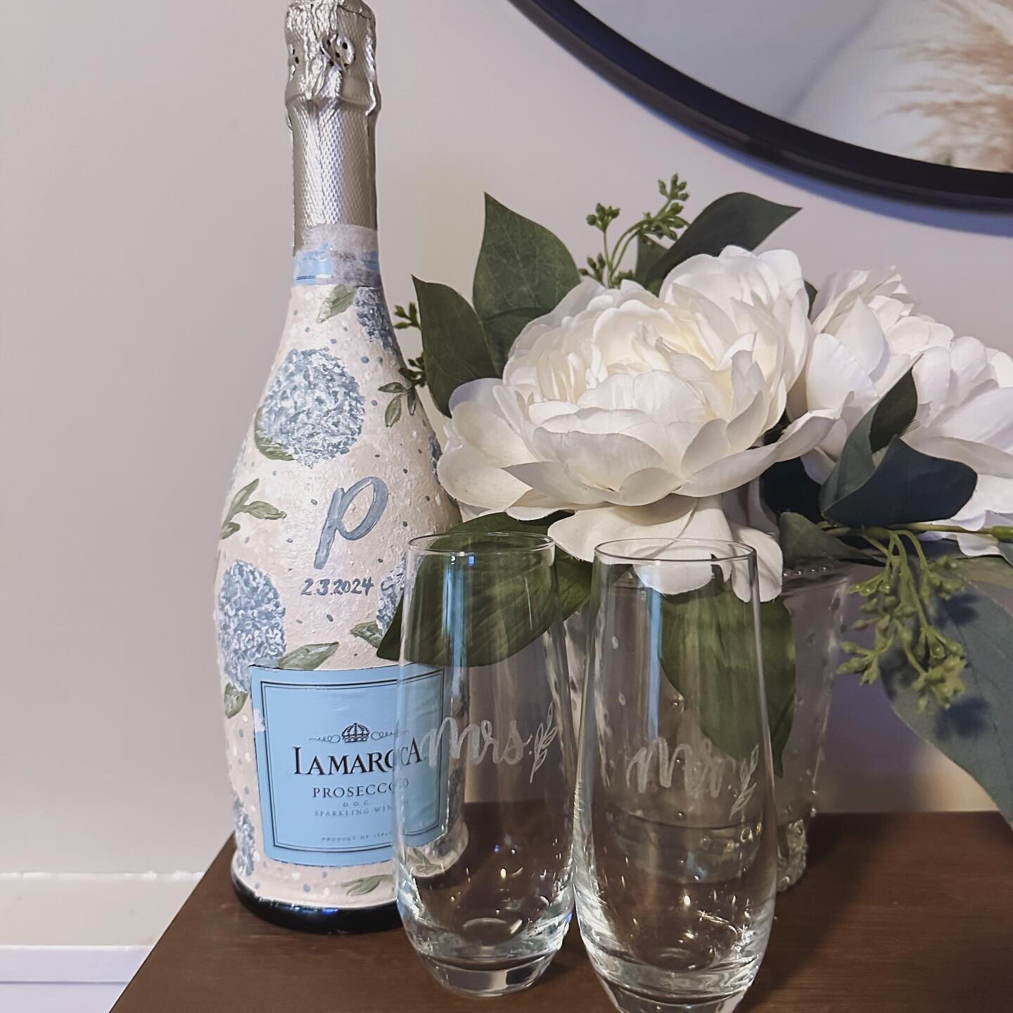 ❤️💗GIVEAWAY💗❤️ Excited to be doing a giveaway again, it&rsquo;s been a minute! Enter for your chance to win this hand painted hydrangea Prosecco bottle (with your choice of wording) &amp; 2 hand engraved Mr. &amp; Mrs. stemless champagne flutes 💞 