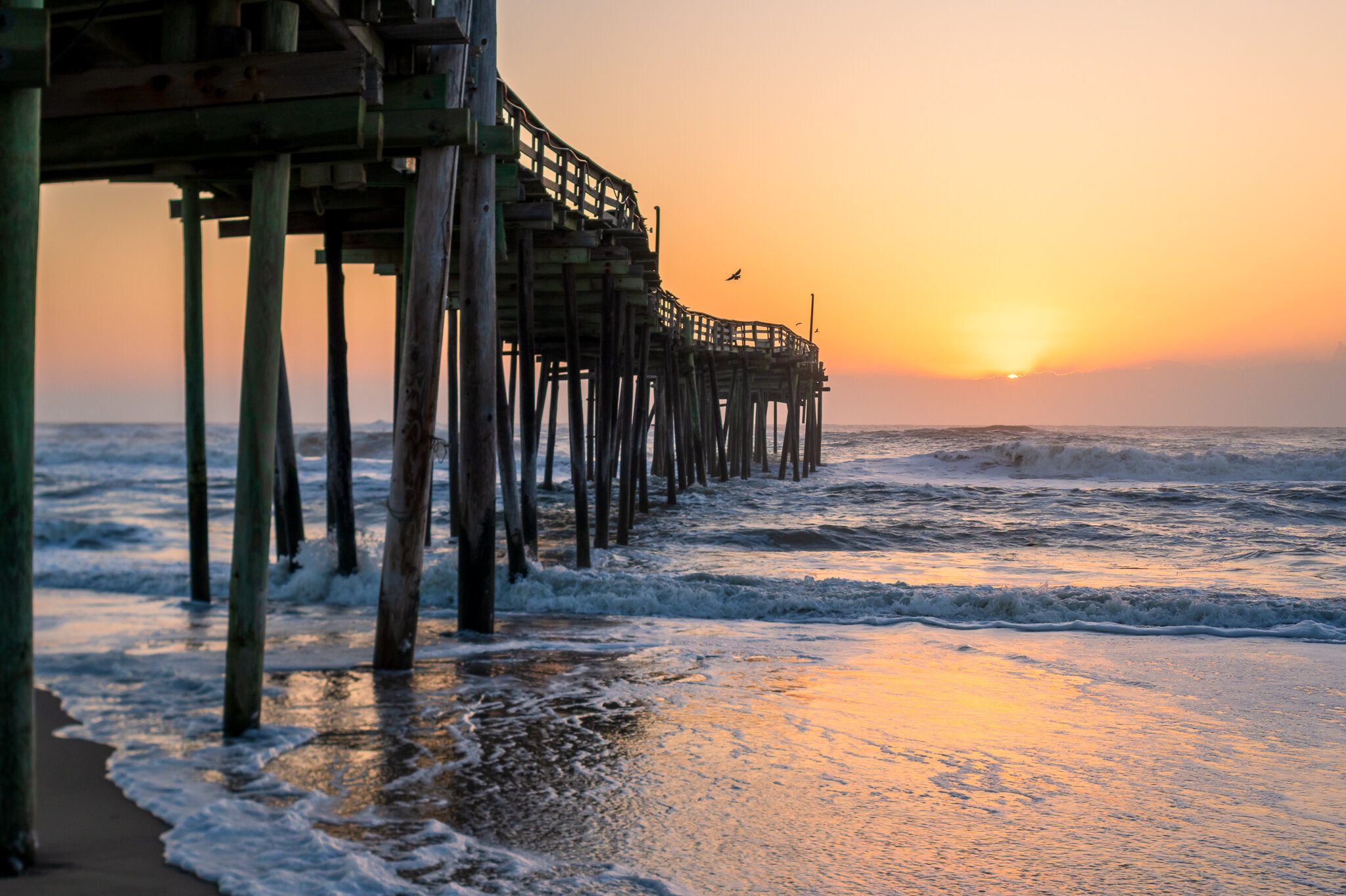 Longing for sunrises on the beach.  Sunrise at the @avonpier during last fall's Saltwater Retreat.

Registration is open for the 2024 Saltwater Retreats. I hope you'll join us there there 🧡

#lensbaby #lensbabyedge #sunrise #avonfishingpier #avon #a