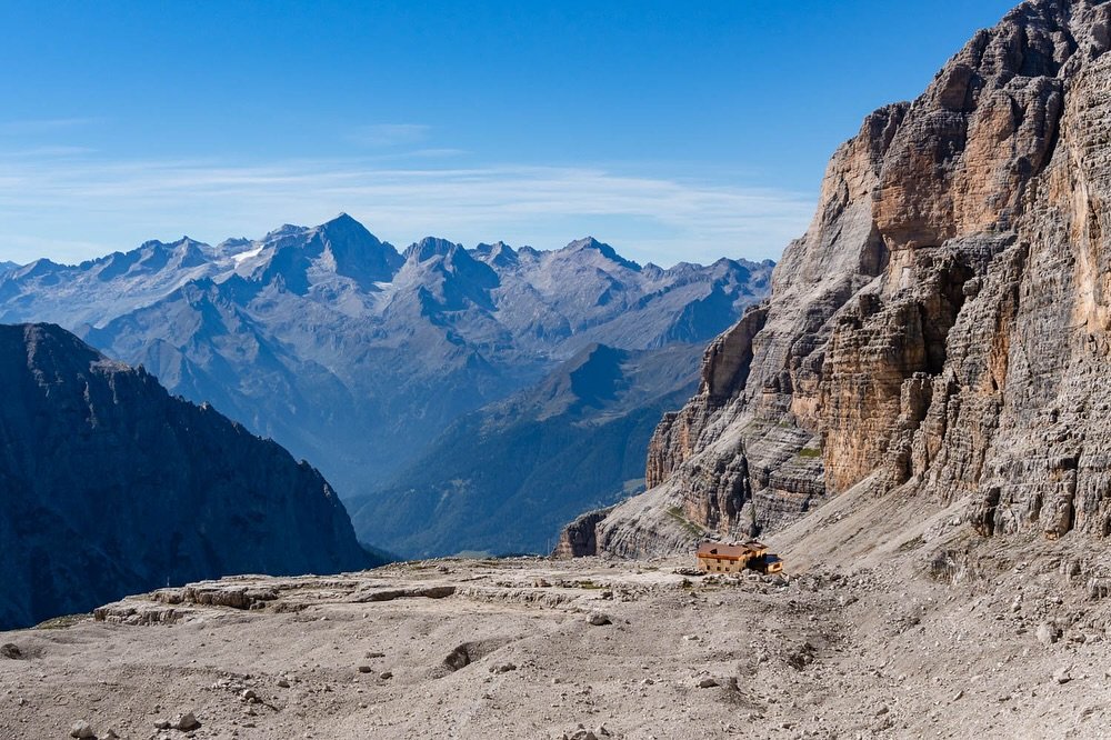 High-alpine wonder 🤩 The next leg of our Dolomites via ferrata adventure (Rifugio Tuckett to Alimonta) is now on the blog!  These images are a taste of the exhilarating Bocchette Alte and the reward of reaching Rifugio Alimonta, perched majestically