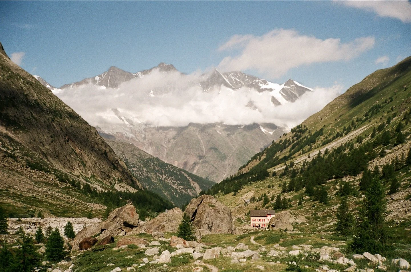 🎞️ Almagelleralp offered the perfect spot to rest our legs and refuel before the grueling climb to Almagellerh&uuml;tte for the evening.  Nestled between the 4000 meter giants of the Pennine Alps, this breathtaking trail follows a riverbed covered w