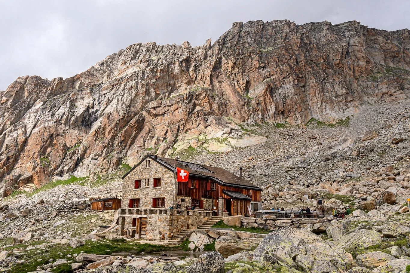 Scenes of hut life at Almagellerh&uuml;tte 🏔️

Swipe through for a glimpse into the magic of mountain living.  A cozy refuge perched in the Swiss Alps, where the  mountains are your backyard and the views are unreal. I wanted to capture the things t