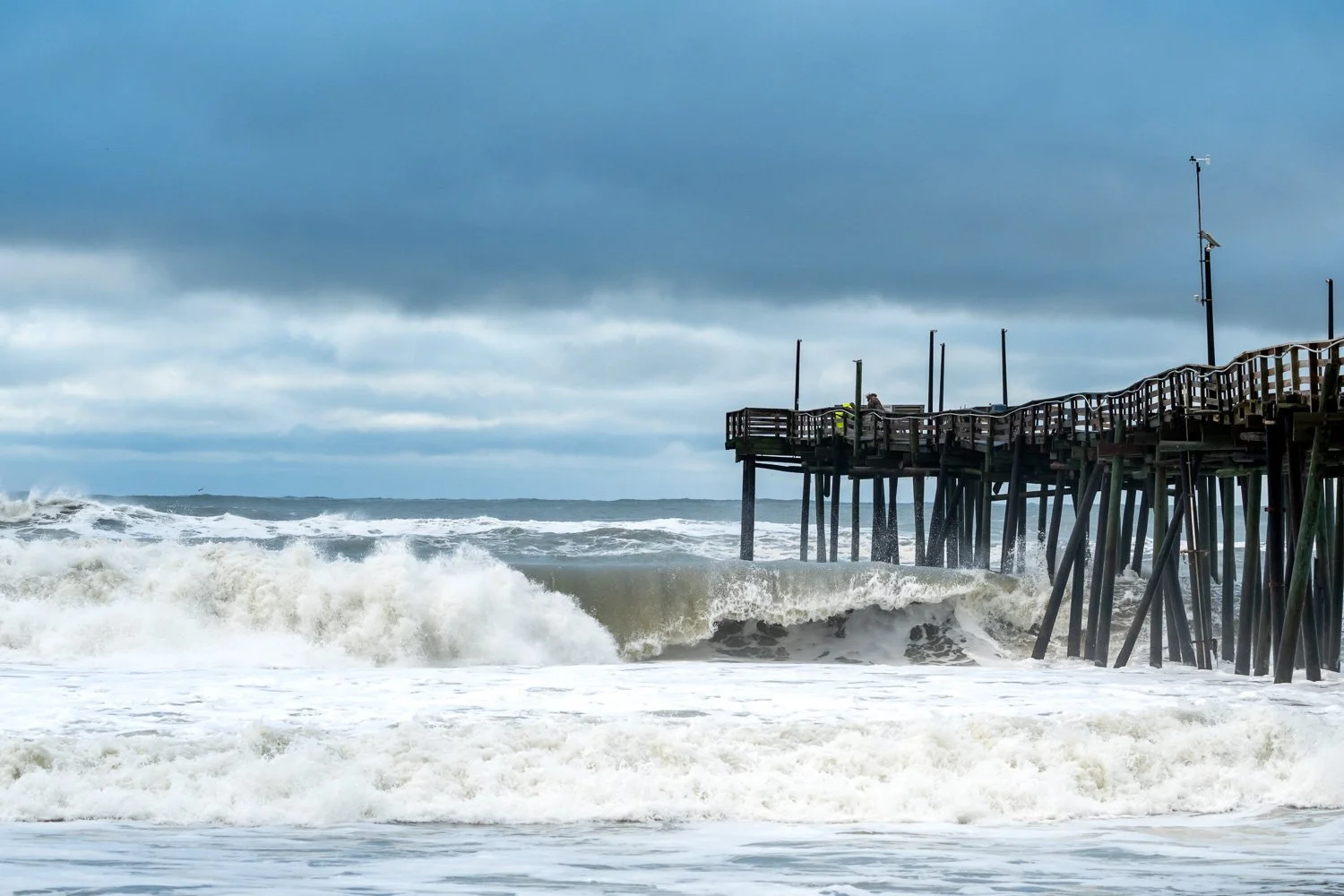 Capturing drama at The Saltwater Retreat ☁🌊 While we always hope for beautiful skies with the perfect balance of sunshine and clouds, we're at the mercy of Mother Nature.  Sometimes the retreat offers us a lesson in making the most of a situation an
