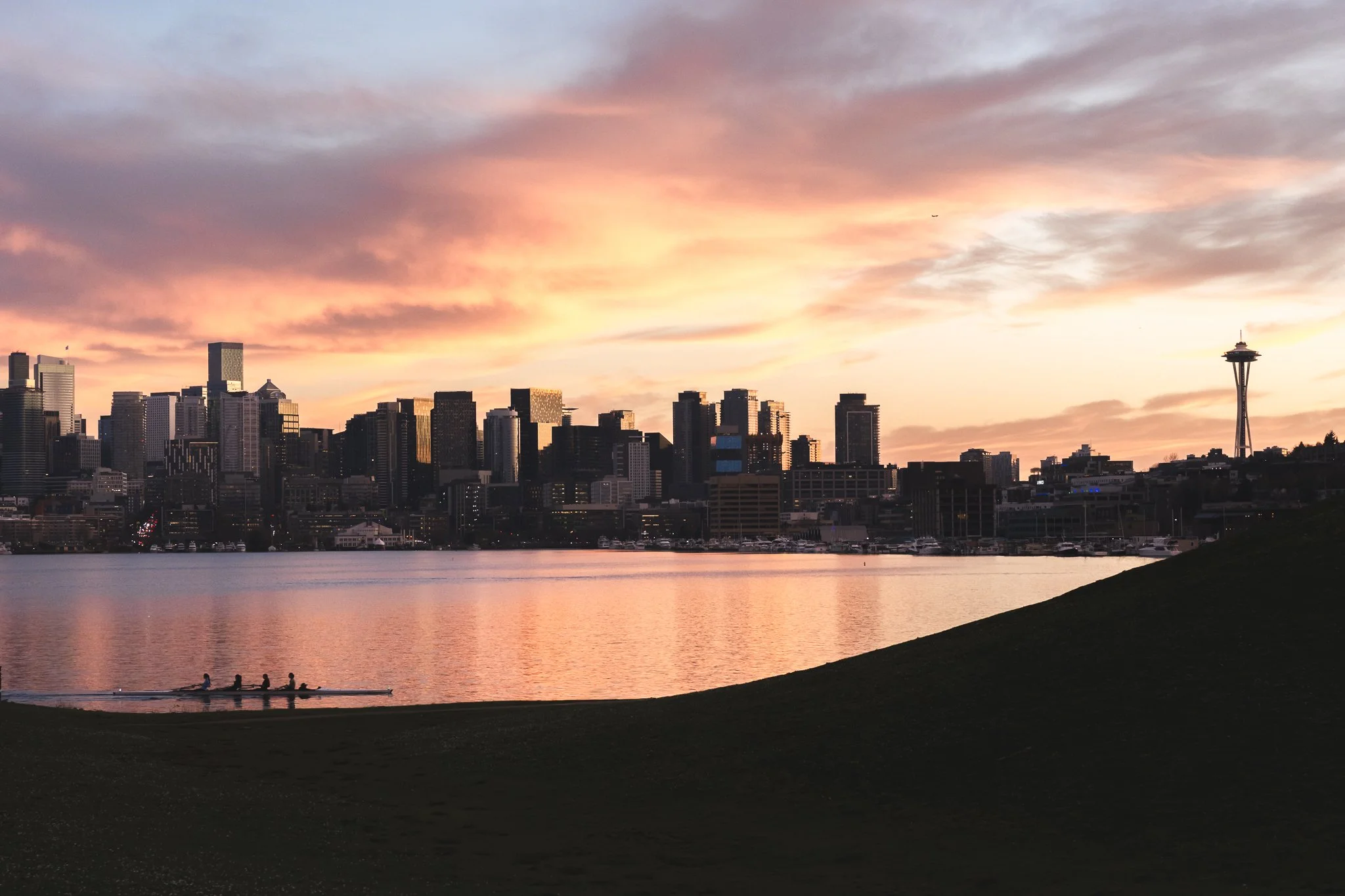 A sunset so good I don't even mind that the rowers weren't where I manifested them. 😂

#seattlesunset #gasworkspark #sonya7cr