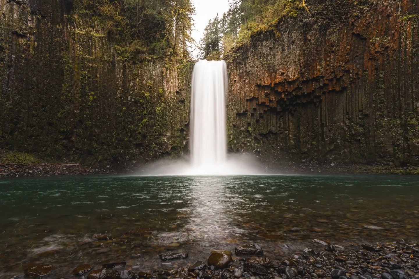 Abiqua Falls 💧Crossed a major one off the bucket list earlier this month on a quick photo trip with my dear friend @nadeenflynn.  This incredible waterfall lived up to the hype and was worth the slip and slide route down to the river bed. 

📷 @sony
