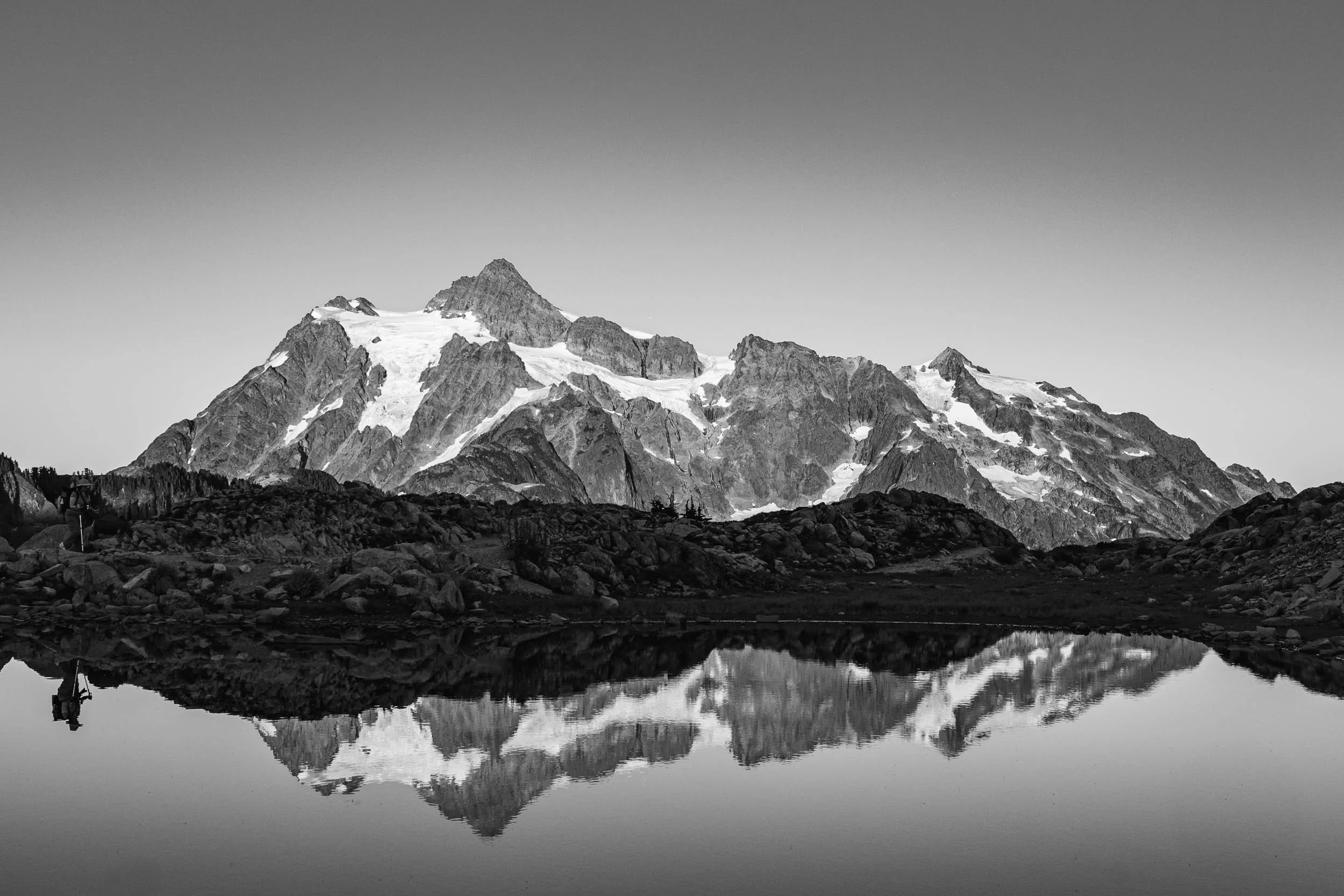 Found this gem in the archives and loved the reflection of @kathleenrobertsphotography in the water.  Brings back so many memories from our girls photo trip to Artist Point ❤️

#mountshuksan #blackandwhite #reflection #artistpoint #sonyalpha