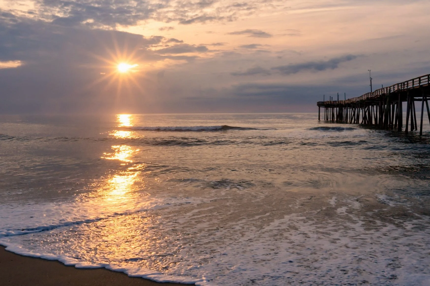 There&rsquo;s nothing like the sun pushing through that soft morning haze. 

#capehatterasnationalseashore #sunrise #avonnc #avonfishingpier #sonyalpha