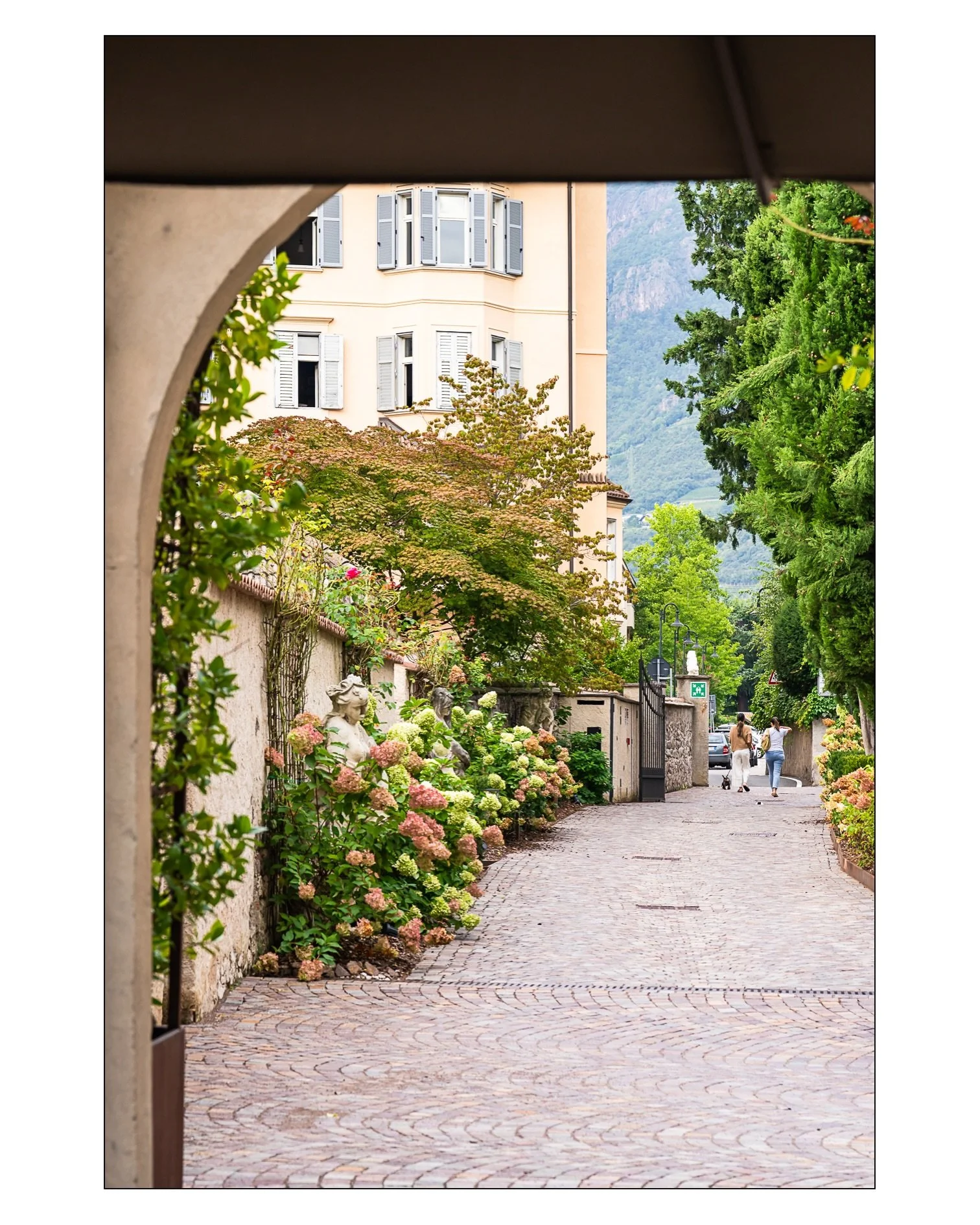 Postcards from Bolzano 🇮🇹 Swipe right to join me on a stroll through one of my favorite Italian towns.  The gateway to the Dolomites, Bolzano is an incredible mix of South Tyrolean alpine charm and Mediterranean warmth.

#travelphotography #postcar