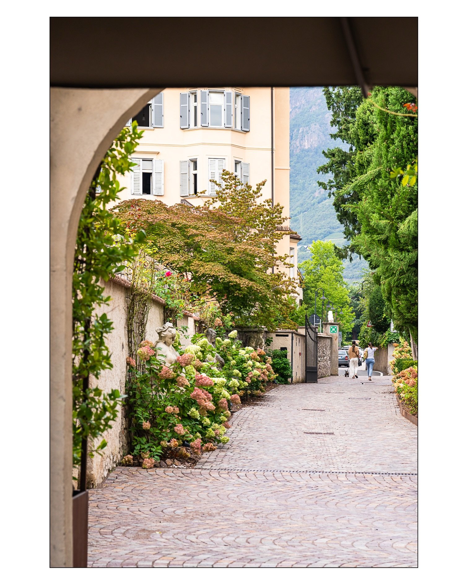 Postcards from Bolzano 🇮🇹 Swipe right to join me on a stroll through one of my favorite Italian towns.  The gateway to the Dolomites, Bolzano is an incredible mix of South Tyrolean alpine charm and Mediterranean warmth.

#travelphotography #postcar