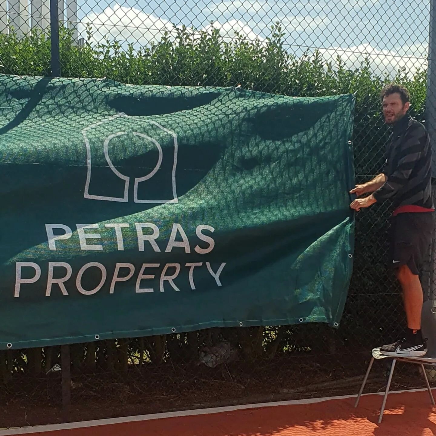 He's sadly leaving us soon but our Tennis Head Coach James Higgs has been busy today making the courts look fabulous with some brand new windbreakers - proudly emblazoned with their new sponsors @petrasproperty!

There are still a couple more to go u
