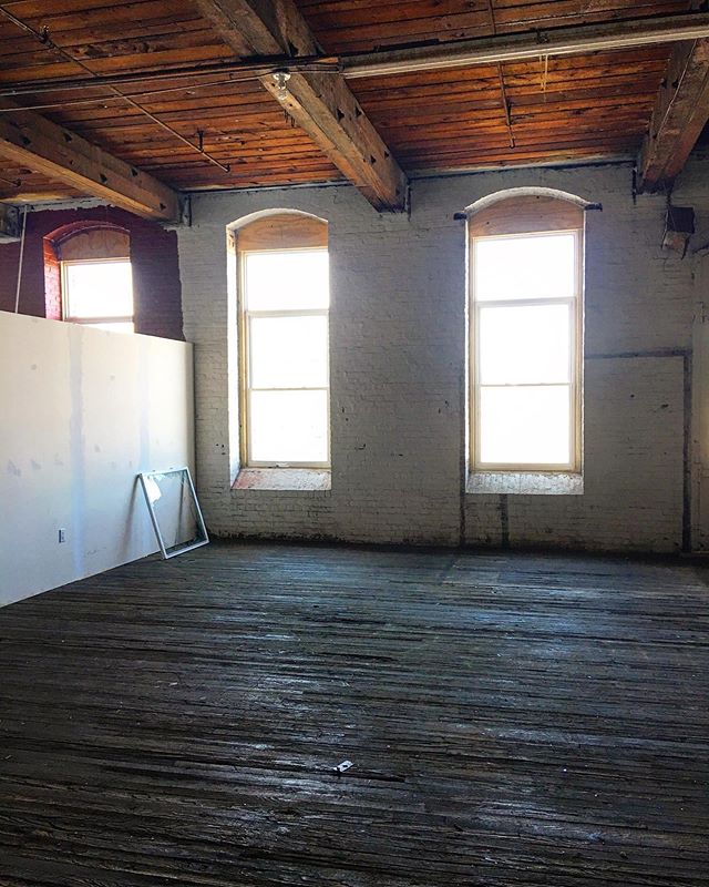 Been coveting one of our larger studios but 😫they&rsquo;re always full? Guess what...🚪🔑🤸&zwj;♂️🐎👯&zwj;♀️👯&zwj;♂️🙆&zwj;♀️👀🥳🎨🧶✍️🗣 &mdash;
#philadelphiaartist #phillyartist #kensingtonphilly #lovewhereyouwork #phillymaker #phillycrafter #ar