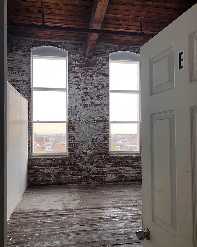 Turns out not that many folks want a studio without windows 🤷&zwj;♀️🤦&zwj;♀️So, we took down a few walls. ⛏🧨🧱Now we have two of these beauties ready to rent! On the 4th and 5th floors. Let the light shine in. 🌞☀️🎨🎗🎬🖼🗝🖌💙☮️
.
.
.
#philadelp