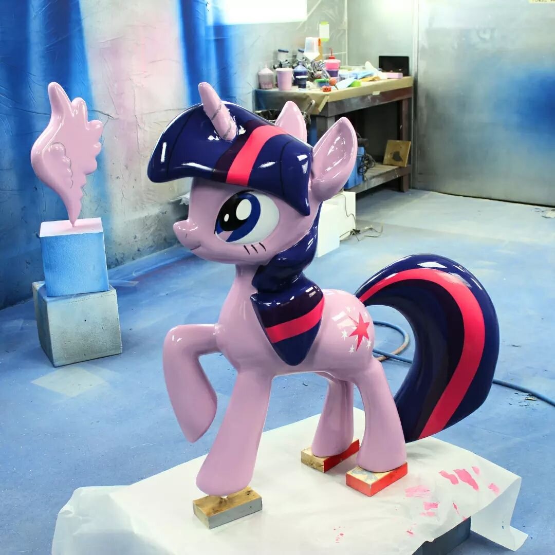 Can you guess how tall this My Little Pony created for the @hasbro toy fair was? This piece was exceptionally sanded with an industrial paint finish for an extremely smooth and glossy appearance🦄

Before giving My Little Pony the royal sand and pain