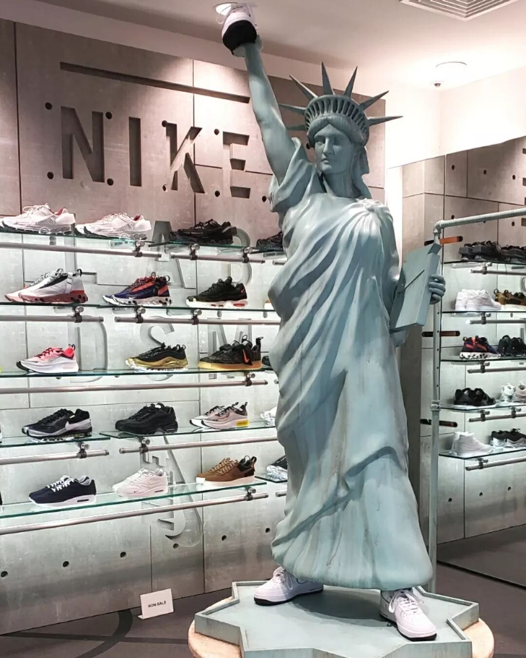 We loved building lady liberty so Nike sneakers would fit onto her feet and in her hand👟

For Dover Street Market, we recreated the Statue of Liberty sporting and holding a pair of Nike Sneakers. We designed a 3D model of the statue and then milled 