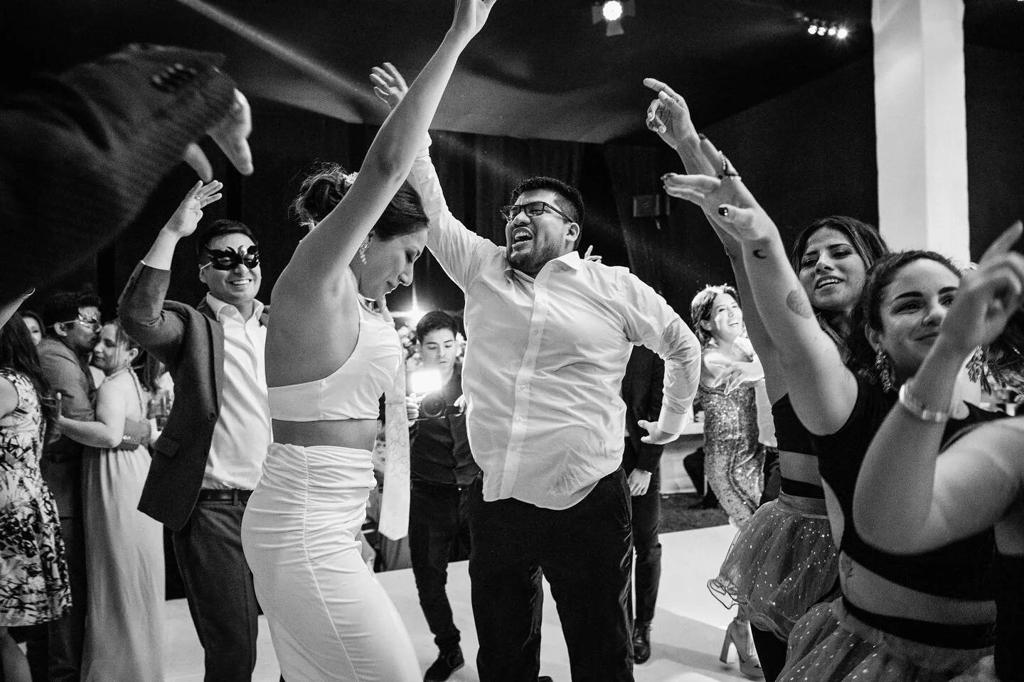 Endless party💥
.
J &amp; F✨
.
#weekend #noviosluminers #couplegoals #weddingparty #fiestadeboda #tonazo #thispartyneverends