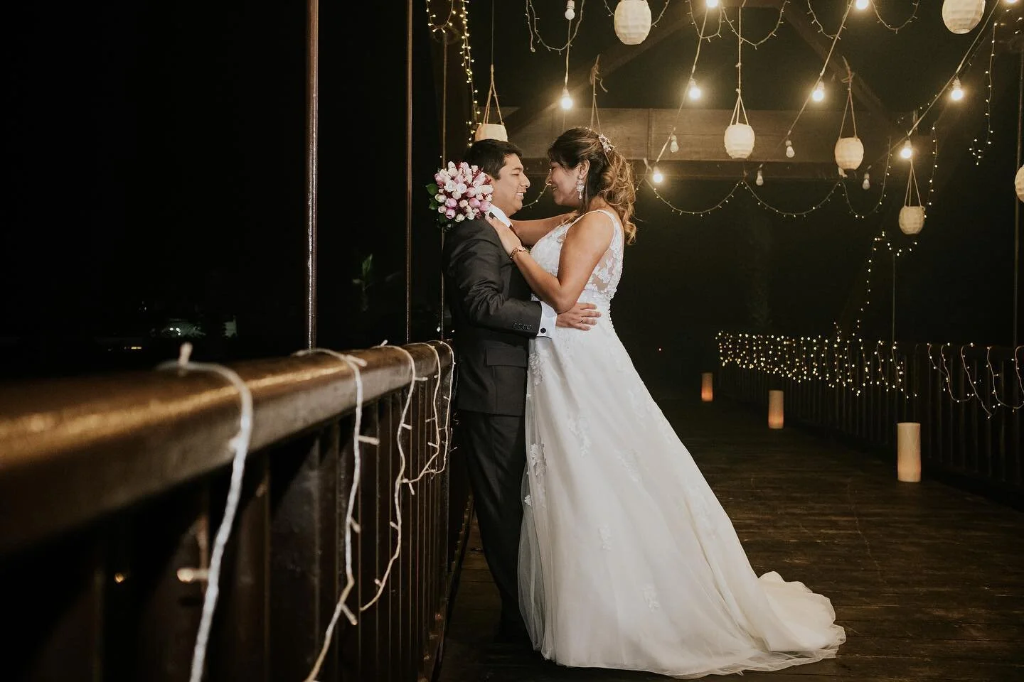 Podemos ser luz de noche, ser luz de d&iacute;a
Frenar el mundo por un segundo
.
.
#loveintentionally #sesiondenovios #coupleshoot #makemoments #esposos #bodasenperu #belovedstories #weddingphoto #fotoreportajedebodas #weddingvibes