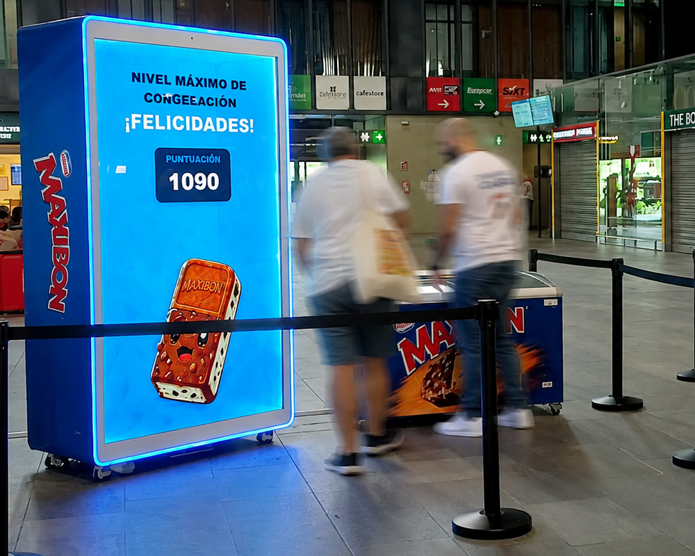 Maxibon junto con UM rompe con el mupi tradicional y convierte el DOOH en una experiencia de juego