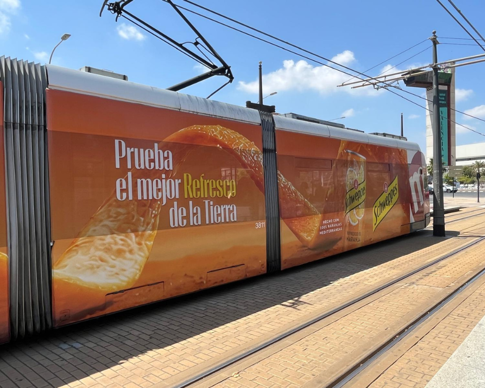 Schweppes lanza su mayor campaña de publicidad exterior de cítricos este verano