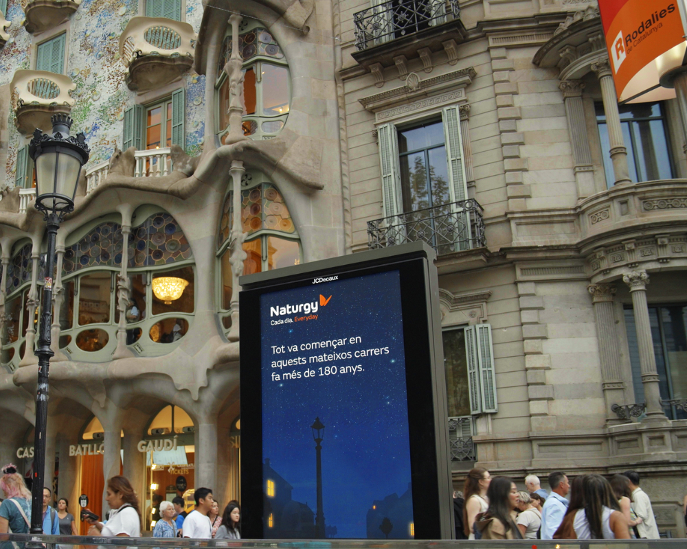 Naturgy vuelve a iluminar Barcelona 180 años después para estrenar el nuevo ecosistema digital de JCDecaux