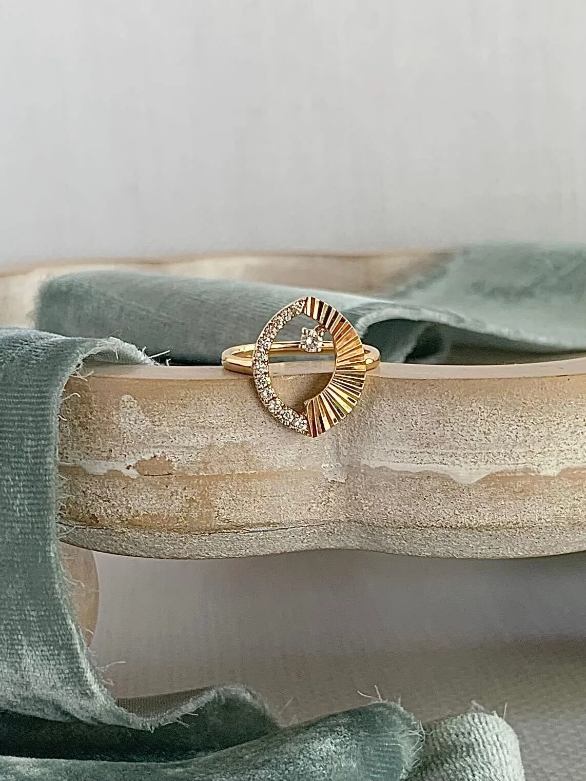 Wave Diamond 18k Yellow Gold Ring