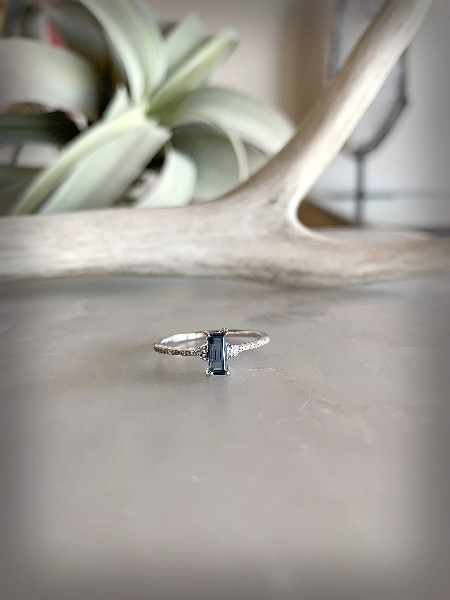 londonbluebaguettediamond14w_web.jpg