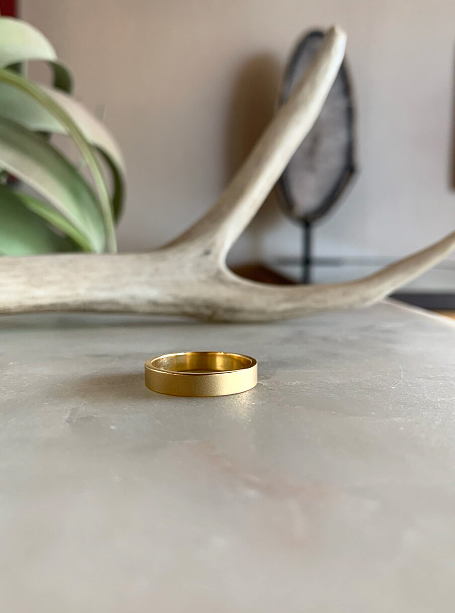 4mmmattefinish14kyellowgoldmensweddingband-$570-codeF932884p_web.jpg