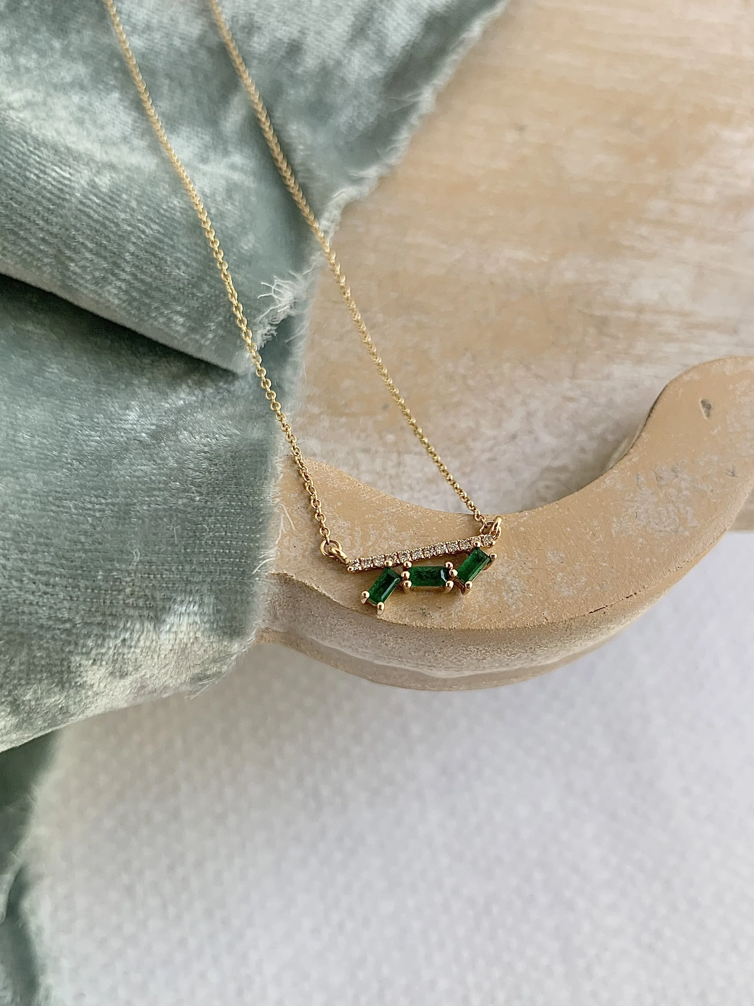 Emerald Green Seedlings Diamond 18k Yellow Gold Necklace