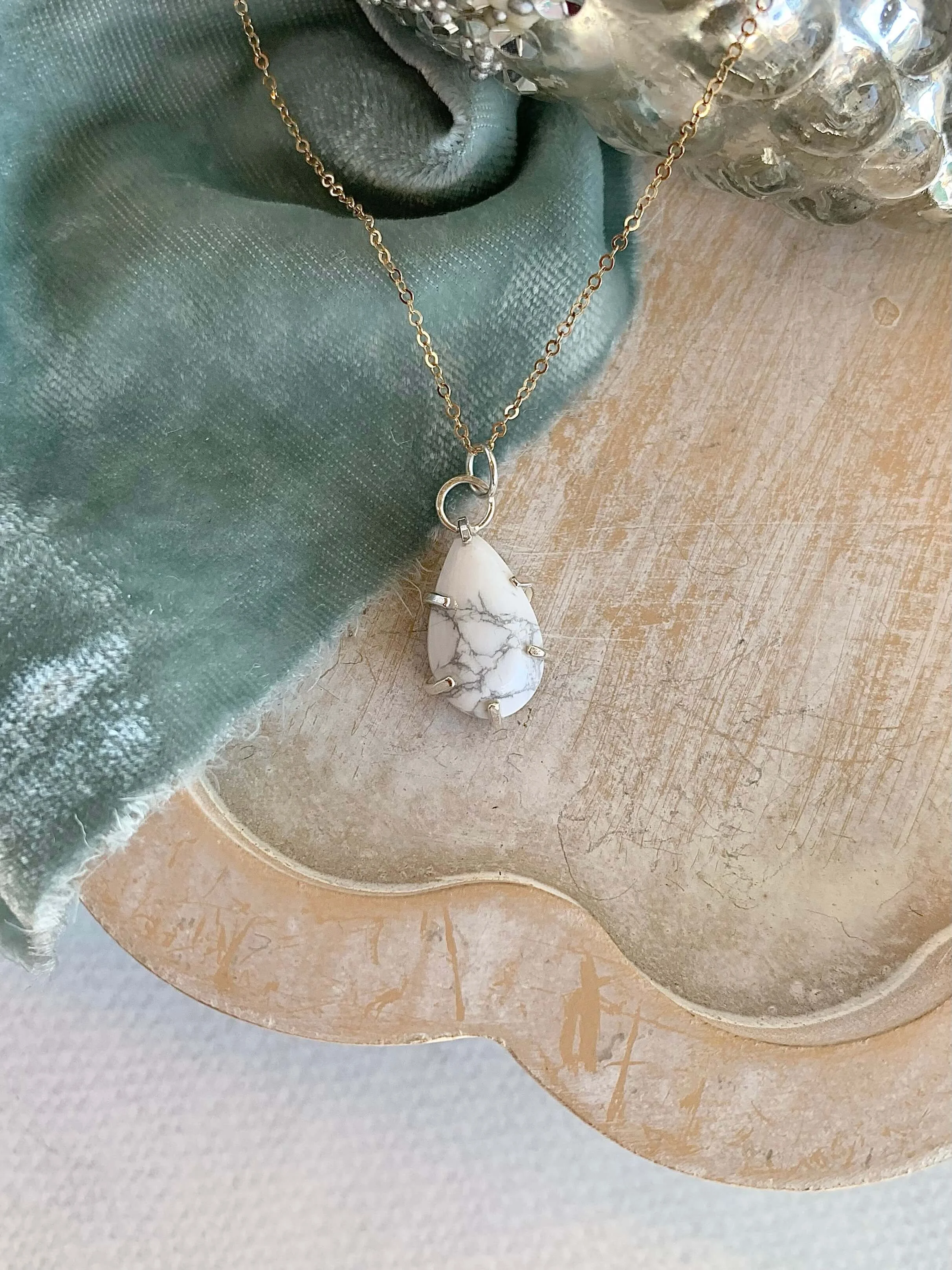Claw Prong Howlite Mixed Metal Necklace
